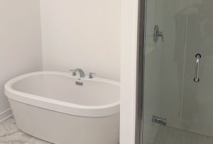 4-Shiraz-Trail-tub-and-shower